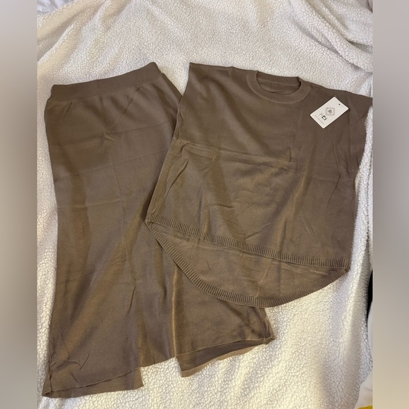 Co-ord knit like material top and skirt set - Picture 2 of 10